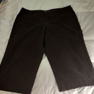 Woman's brown capris